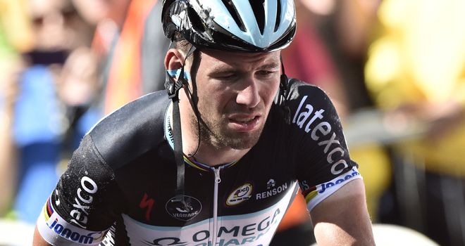 Mark Cavendish appeared to injure his right shoulder
