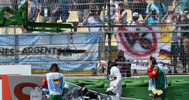 Lewis Hamilton crashes out of qualifying