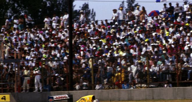 Nigel Mansell on his way to victory in the 1992 Mexican GP