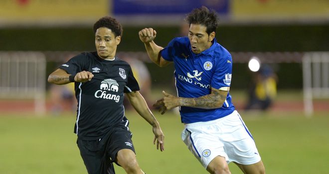 Steven Pienaar holds off Leonardo Ulloa in Leicester's 1-0 win over Everton