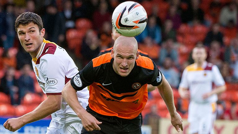 Motherwell's John Sutton (l) and Jaroslaw Fojut (r) do battle at Tannadice