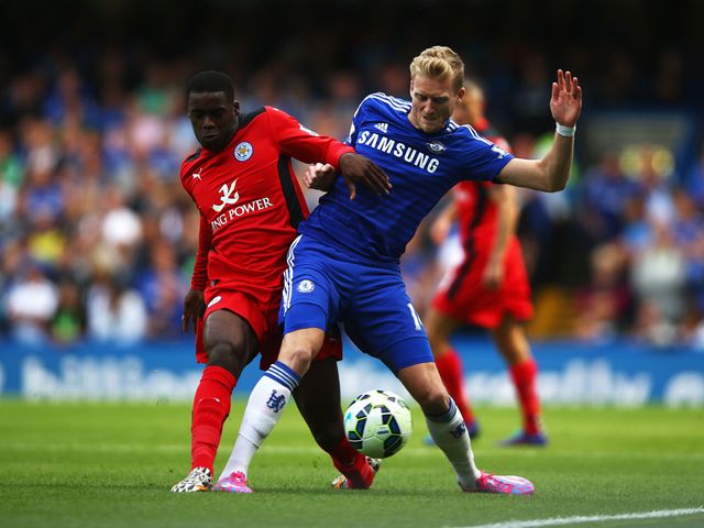 Jeffrey Schlupp (l) battles with Andre Schurrle