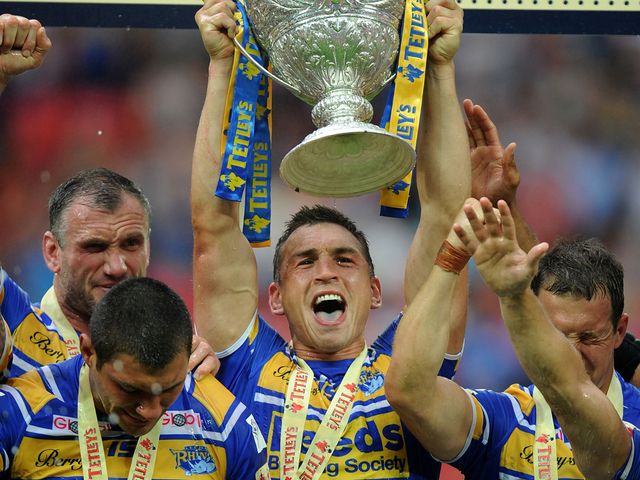 Leeds Rhinos' Kevin Sinfield lifts the Tetley's Challenge Cup