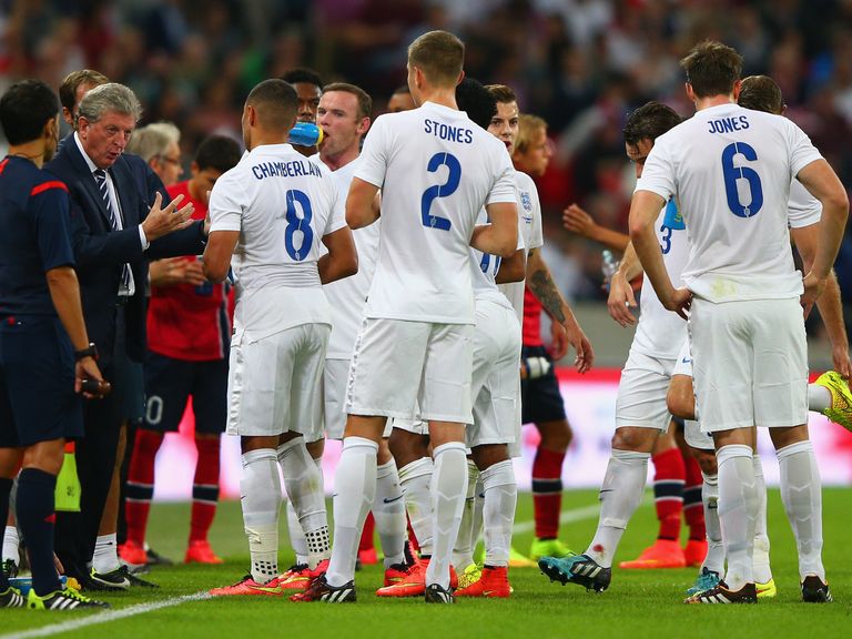 Roy Hodgson talks to his England players during the clash with Norway