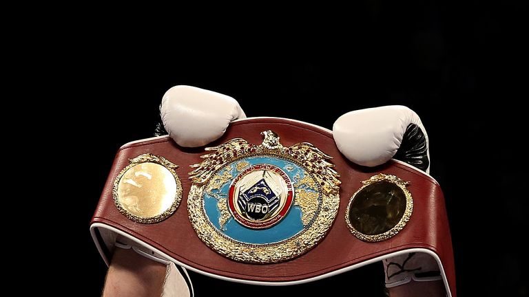 Smith hoists aloft the world title after stopping John Thompson