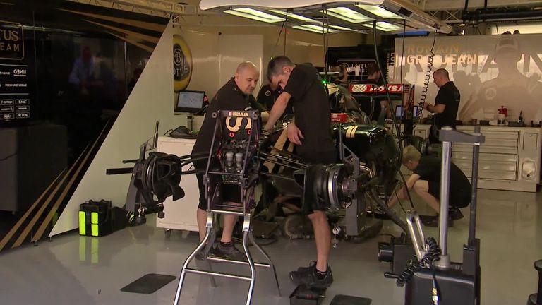 Lotus mechanics work on Jolyon Palmer's E23