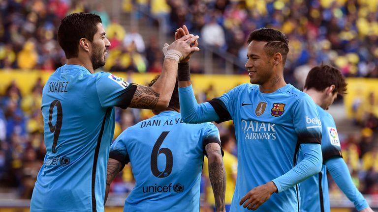 Barcelona's Luis Suarez (L) celebrates a goal with team-mate Neymar
