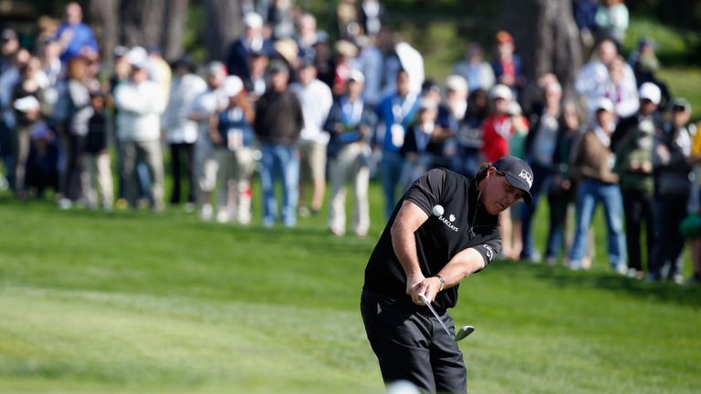Mickelson took a two-shot lead in to the final round