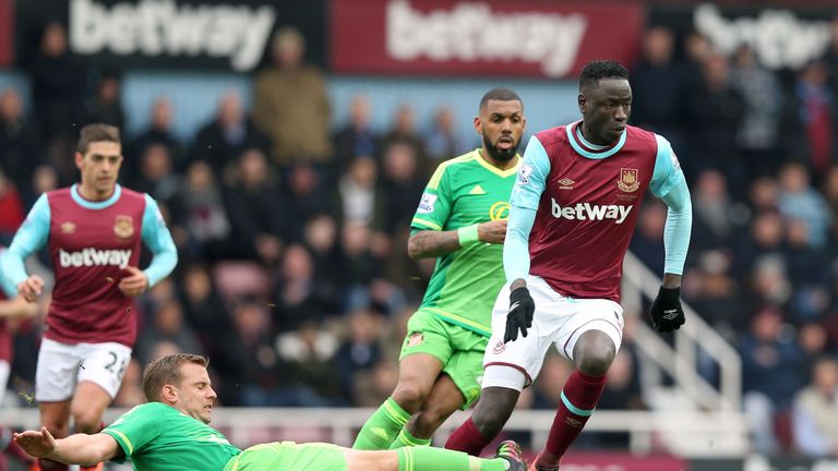 Cheikhou Kouyate (right) and Sunderland's Lee Cattermole (left) battle for the ball