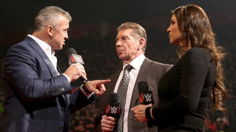 Selon vous, vers qui se portera le choix de Vince McMahon ? Shane-mcmahon-triple-h-stephanie-mcmahon-wwe-raw_3420092