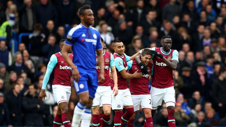 Manuel Lanzini celebrates with team-mates after his opener