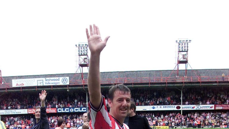 Le Tissier waves goodbye to The Dell for one final time