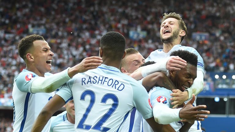 Daniel Sturridge celebrates with Marcus Rashford, Jamie Vardy, Dele Alli and Adam Lallana