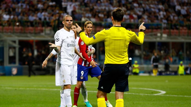 Referee Mark Clattenburg gives Pepe a talking to in the Champions League final 