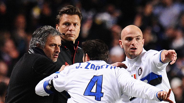 Mourinho relays instructions to Javier Zanetti and Esteban Cambiasso