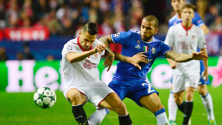 Vitolo vies with Dani Alves in Sevilla's clash against Juventus