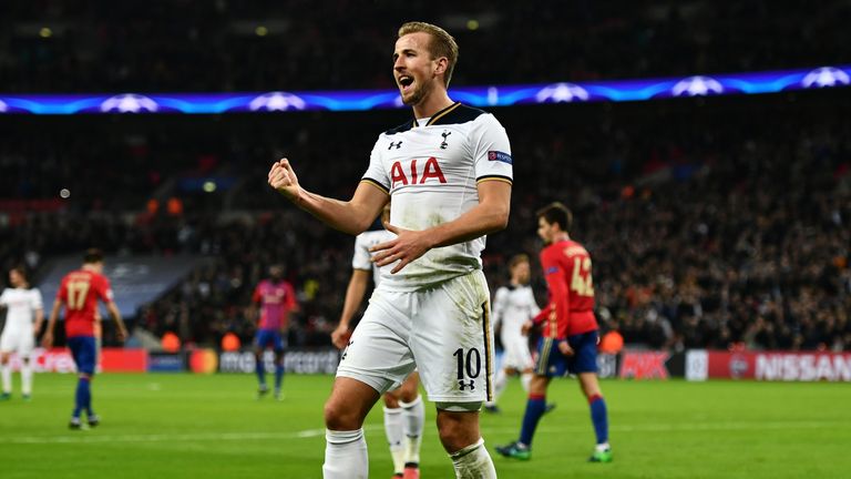 Harry Kane celebrates putting Tottenham 2-1 up