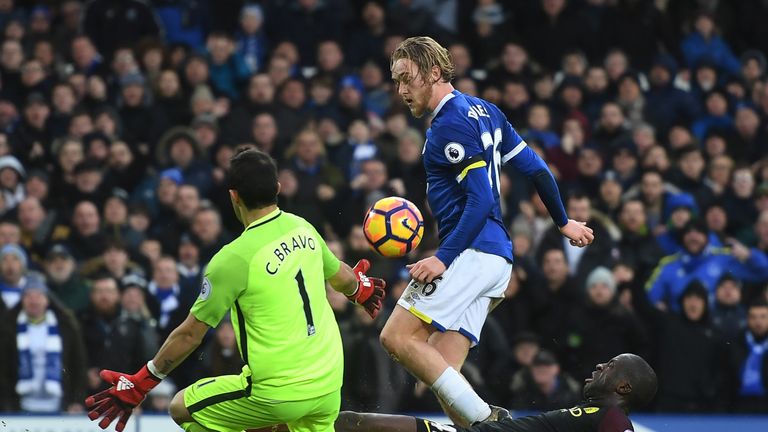 Tom Davies scores for Everton against Manchester CIty