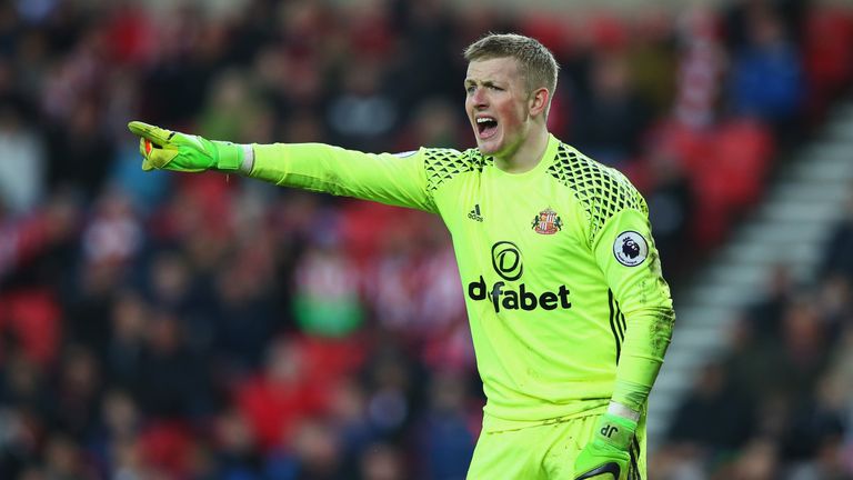 Everton have signed highly-rated goalkeeper Jordan Pickford from Sunderland