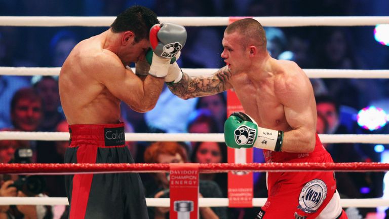 Martin Murray drew against Felix Sturm (L) in 2011