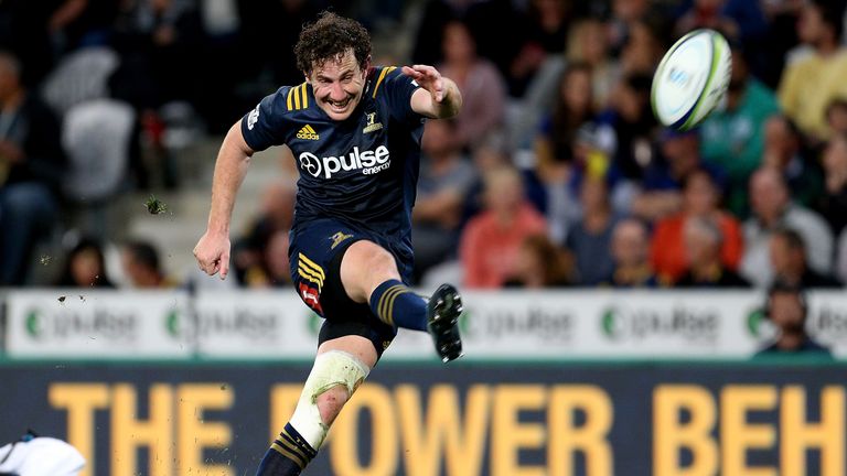 Highlanders fly-half Marty Banks has signed for Benetton in an eye-catching transfer