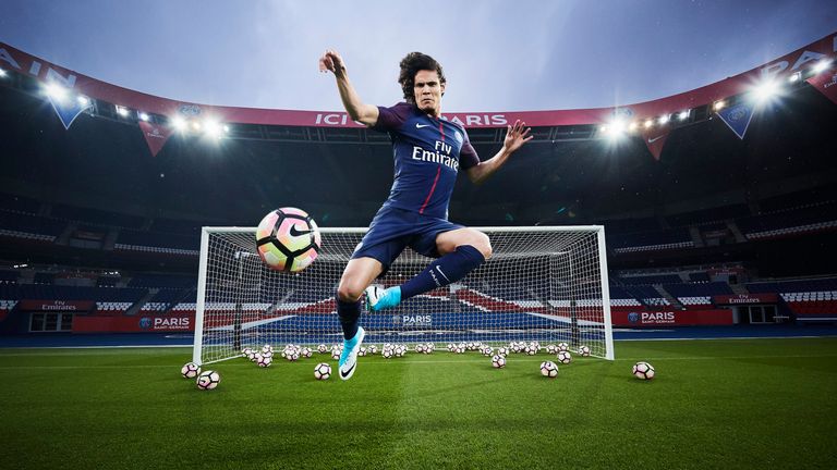 Le meilleur buteur Edinson Cavani modélise le nouveau maillot domicile du PSG