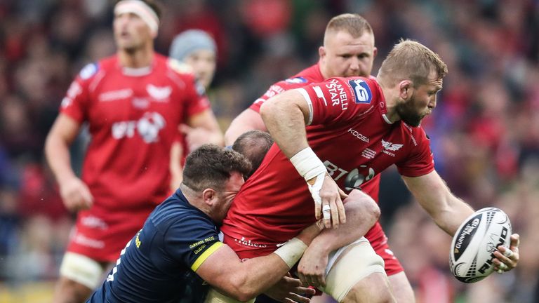 Munster's Dave Kilcoyne tackles John Barclay of Scarlets