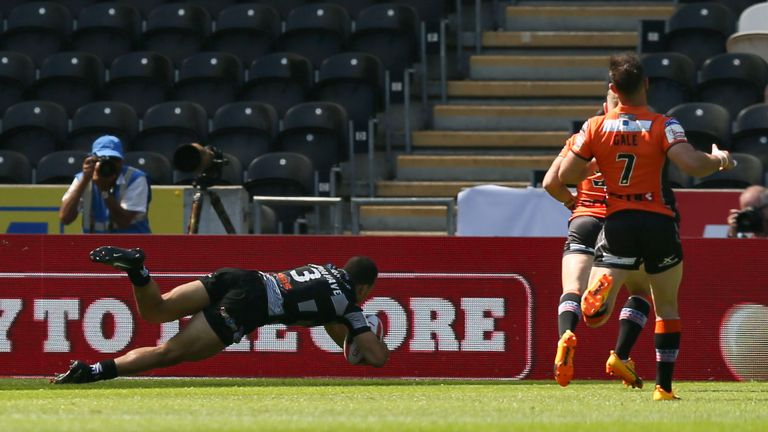 Carlos Tuimavave crosses for Hull's first try