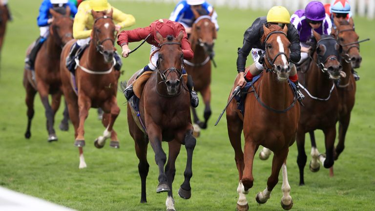 Stradivarius (right) swoops late to win the Queen's Vase