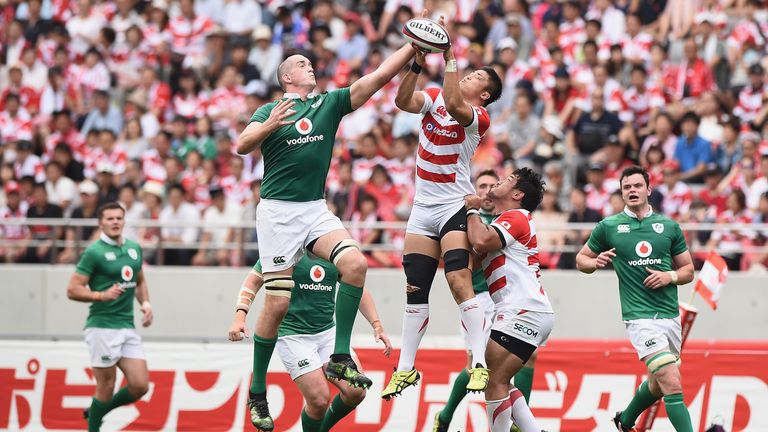 Devin Toner for the ball against Kotaro Yatabe