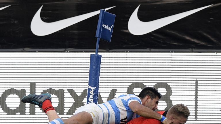 South Africa's flanker Jean-Luc du Preez (R) scores his team's fourth try despite Jeronimo De La Fuente's best efforts