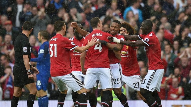 Man United scored three late goals to beat Everton 4-0