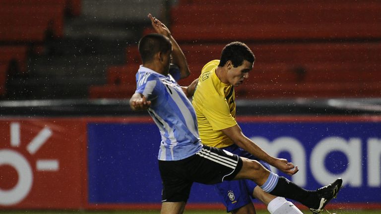 Bonatini in action for the Brazil Under-17 team against Argentina in 2011