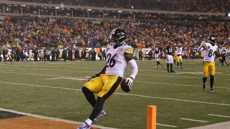 Le'Veon Bell of the Steelers runs into the endzone for a touchdown against the Bengals