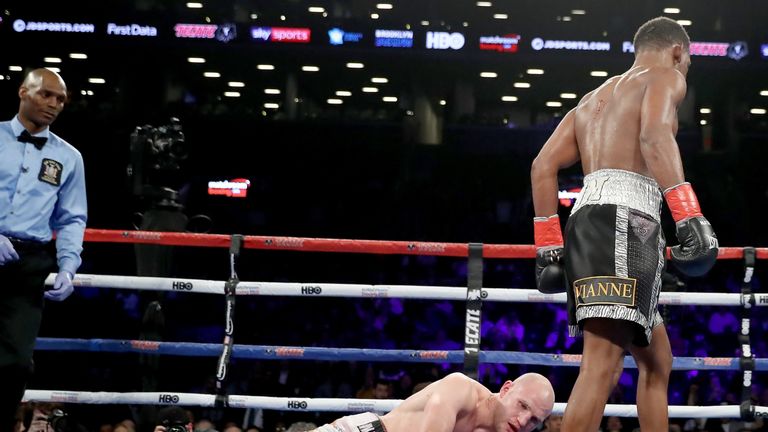 Daniel Jacobs floored Maciej Sulecki in the last