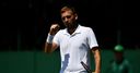 Evans keeps Wimbledon dream alive