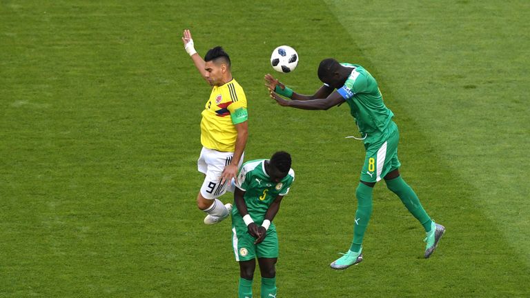 Cheikhou Kouyate beats Radamel Falcao in the air