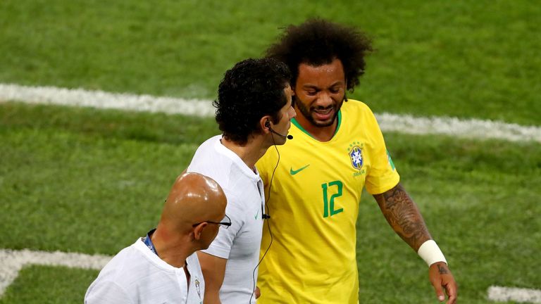   Marcelo sacked in Brazil's victory over Serbia [19659008] Marcelo limped During Brazil's victory over Serbia </p>
</figure>
</div>
<p>  "I spoke to Marcelo and Filipe Luis", said Tite. </p>
<p>  "Marcelo left (against Serbia) because of A clinical problem and he did not come back Filipe Luis played very well in these matches but Marcelo returns. </p>
<h3>  Stats of the day </h3>
<ul>
<li>  France won just one of its previous eight encounters with Uruguay (D4 L3), losing the most recent 0-1 friendly encounter in June 2013 (Luis Suarez with goal.) </li>
<li>  Uruguay has won its last four World Cup matches, winning the last five straight games between 1950 and 1954. They have never won five as a result in the same World Cup tournament – despite winning the World Cup twice </li>
<li>  Brazil will play in the quarter-finals of the seventh World Cup tournament – they have only come out twice at this stage (against France in 2006 and against the Netherlands in 2010.) </li>
<li>  Belgium reached for the first time the consecutive quarter-finals of the World Cup in 2014. </li>
<li>  Brazil is undefeated in its Last 15 matches of all competitions (W11 D4), conceding only three goals in this series. </li>
</ul>
<div class=