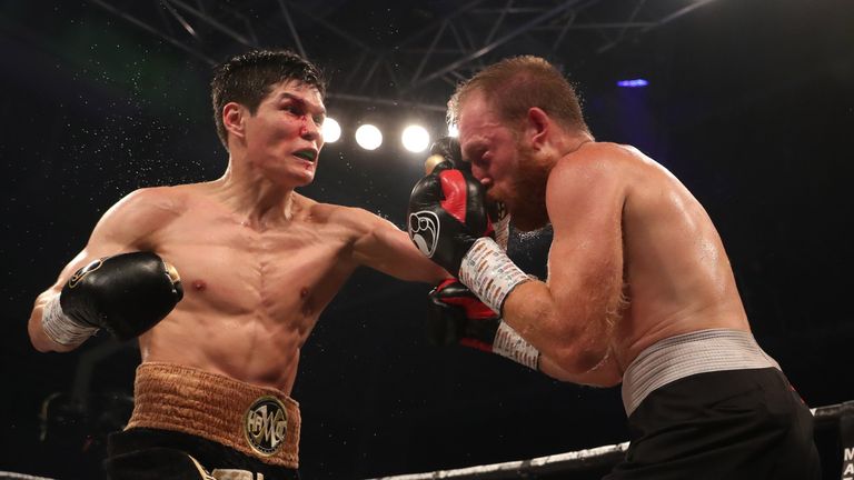 Yeleussinov (L) had to overcome a cut on his way to a shutout win