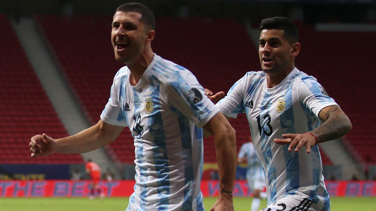 Rodriguez insieme a Romero dopo il gol dell'Argentina