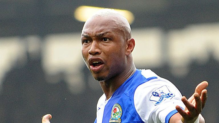Diouf protests with the assistant referee as his goal is ruled offside.