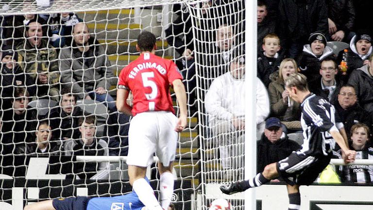 Peter Lovenkrands capitalises on a mistake by van der Sar.