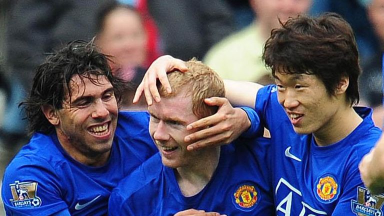 19th minute: Scholes is congratulated after his header puts Man United in front.