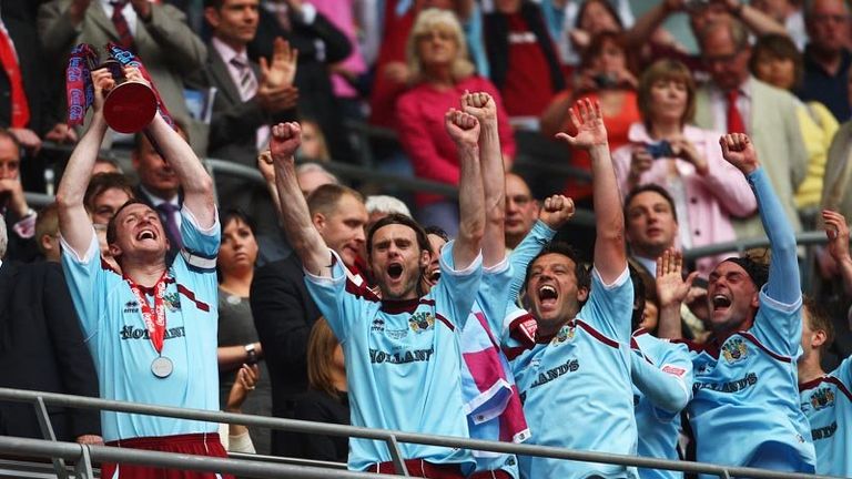 Stephen Caldwell lifts the play off final trophy.