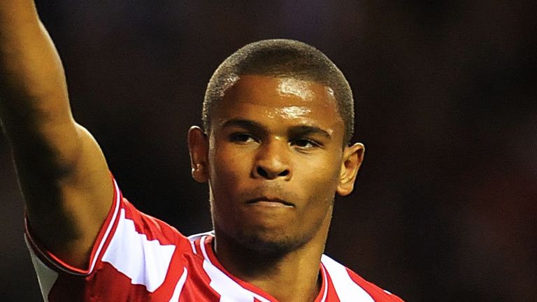 Fraizer Campbell doubles the lead for Sunderland after being set up by Reid.