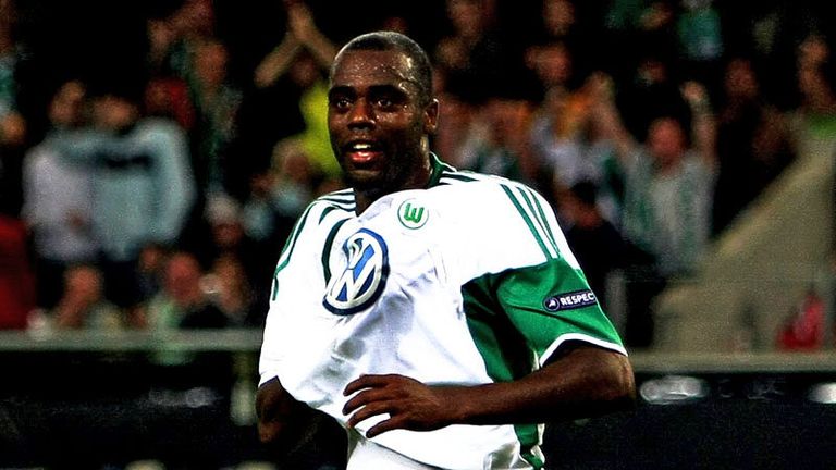 Grafite completes his hat-trick in the 87th minute and makes it 3-1 to Wolfsburg.