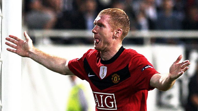 77th minute: Paul Scholes heads Man United into the lead following a shot from Nani.