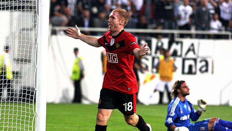 Paul Scholes grabs the three points for Manchester United with a second half header.