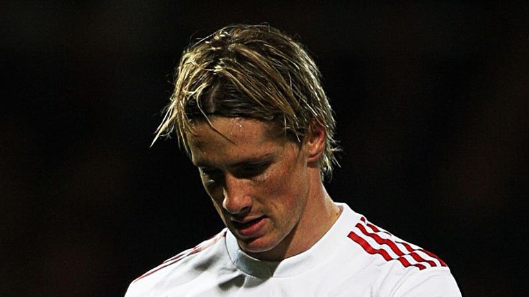 LONDON, UK APRIL 02: Fernando Torres of Liverpool walks off looking  dejected behind Rafael Benitez manager of Liverpool during UEFA Champion  League Q Stock Photo - Alamy