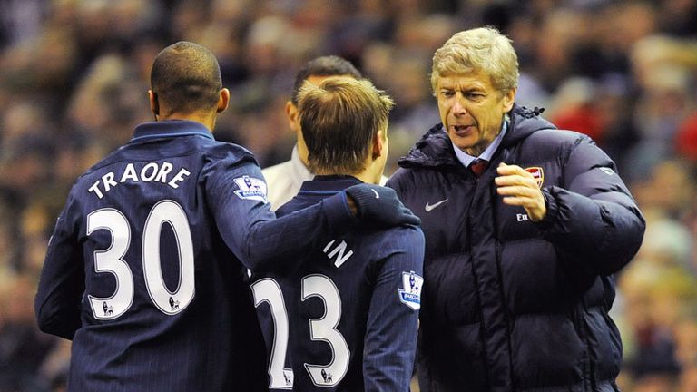 Arshavin runs over to celebrate with Wenger